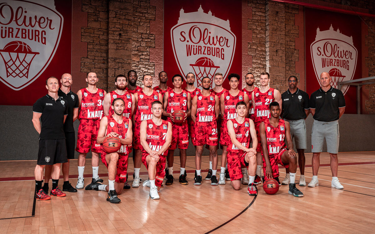 Die Basketballmannschaft von s.Oliver Würzburg in der Saison 2020/2021 in der Trainingshalle Die Basketballmannschaft von s.Oliver Würzburg in der Saison 2020/2021 in der Trainingshalle